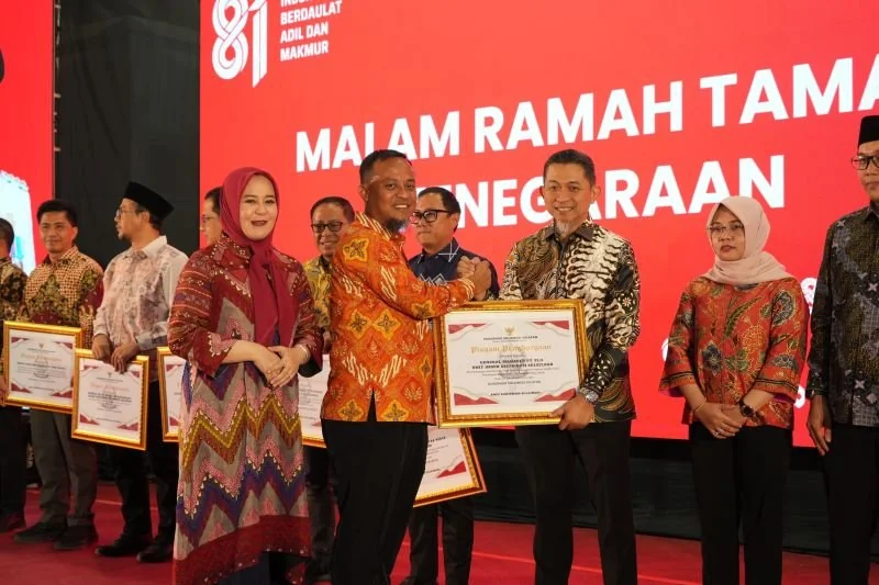 General Manager PLN UID Sulselrabar Edyansyah, Gubernur Sulawesi Selatan Andi Sudirman Sulaiman, dan Wakil Gubernur Sulawesi Selatan Fatmawati Rusdi dalam penyerahan penghargaan kepada PLN UID Sulselrabar pada Malam Ramah Tamah Kenegaraan HUT ke-81 RI (Do