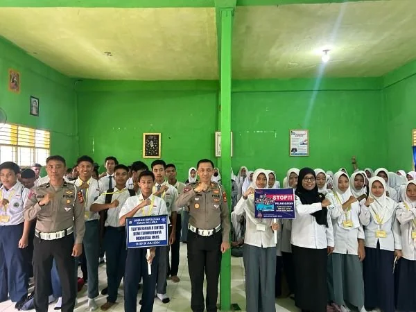 Satlantas Polres Sinjai Sosialisasi Keselamatan Berlalulintas di Sekolah (Dok : ist).