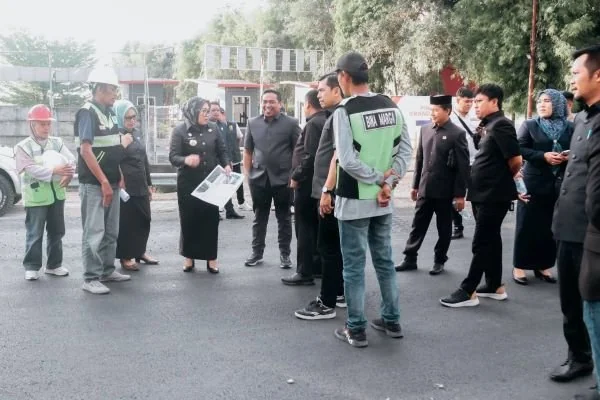 Bupati Mamuju bersama Anggota DPRD Mamuju saat meninjau progres rekonstruksi jalan Yos Sudarso (Dok : Ist).