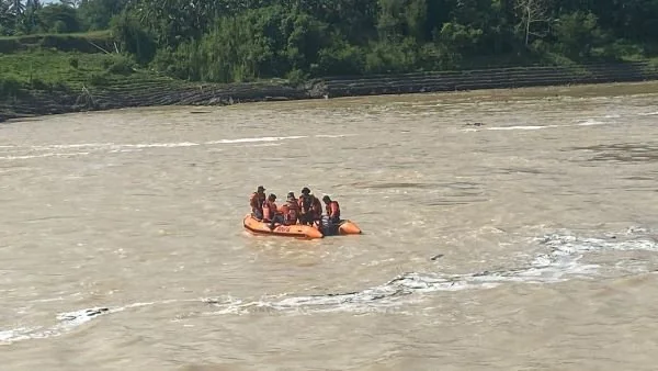 Tim SAR gabungan saat melakukan pencarian dengan menyisir sungai  (Dok : Ist).