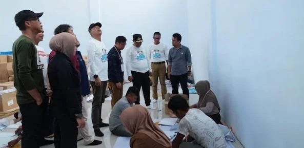 Pj Gubernur Sulsel Bahtiar Baharuddin saat memantau langsung logistik pemilu di KPU Kota Parepare, Selasa (9/1). Foto ist
