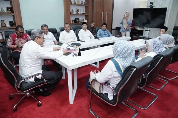 Plh Sekda Sulsel, Andi Muhammad Arsjad bersama APINDO Sulsel di ruang Rapat Sekda Sulsel, Kamis (14/3).