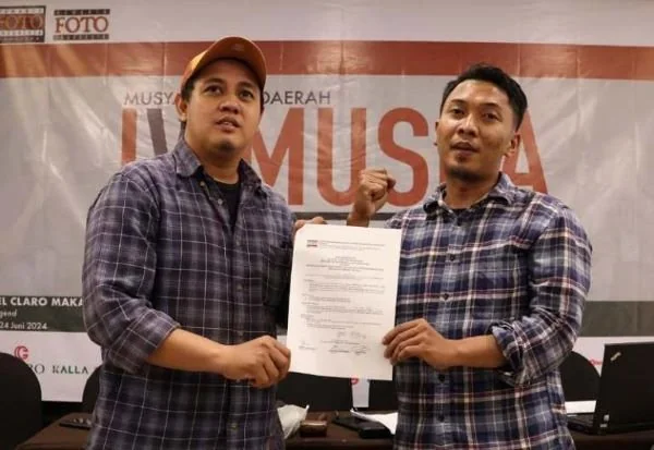 Sanovra JR (kiri) dan Iqbal Lubis pada Musda PFI Makassar di Hotel Claro, Senin (24/6/2024). (Dok : PFI Makassar).