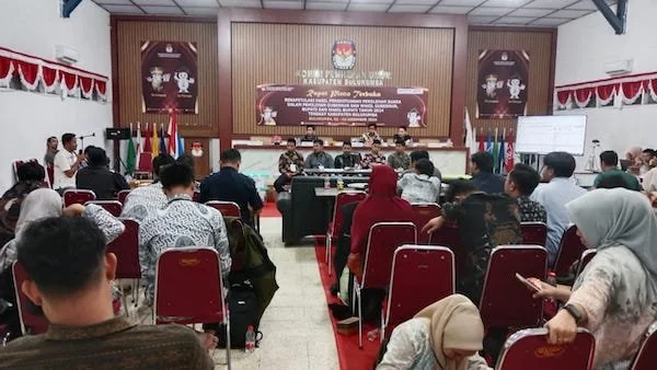 Suasana Rapat Pleno Rekapitulasi Perhitungan Suara di Ruang Aula Kantor KPU Bulukumba (Fitriani Lestari)