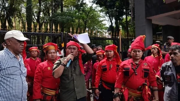 Aliansi Suku Makassar saat melakukan demonstrasi di depan Kantor Gubernur pada Senin, (3/6).