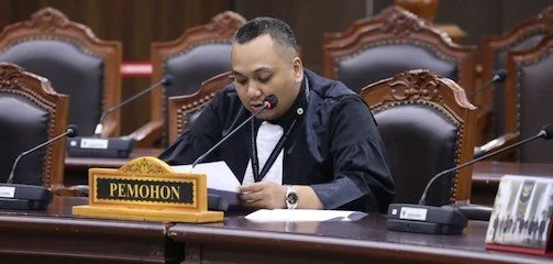 Rega Felix selaku pemohon menyampaiakan pokok-pokok permohonannya, pada sidang pengujian UU Nomor 20 Tahun 2003 UU Sisdiknas dan UU Nomor 17 Tahun 2025 tentang Anggaran Pendapatan dan Belanja Negara Tahun Anggaran 2026, (Dok: Ist).