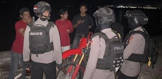 Patmor Polresta Mamuju saat mendatangi sekelompok pemuda di Pelabuhan Simboro Mamuju (dok:ist)