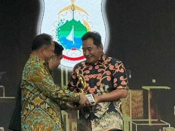 KOMPAS dan Mendagri Tito saat menyerahkan Penghargaan Kepada Pj Bahtiar (Dok : Ist).