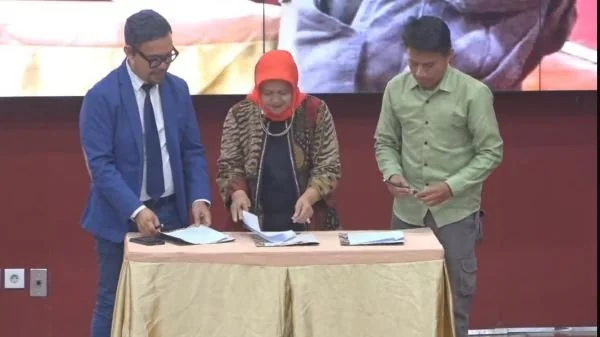 CEO Kabar Grup Indonesia bersama Budayawan saat melaunching Edukasi Peradaban Indonesia (Dok : KabarMakassar).