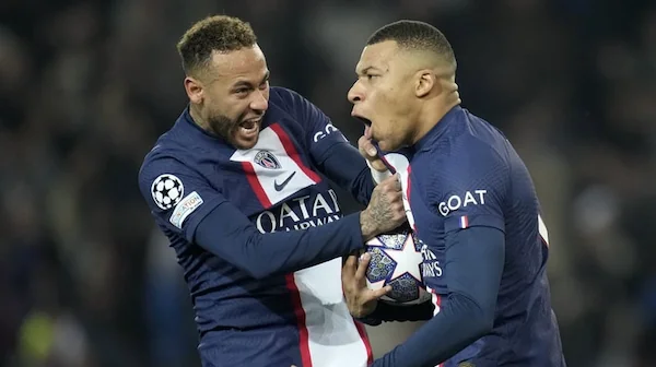 Kylian Mbappe dari PSG, kanan, merayakan dengan Neymar dari PSG setelah mencetak gol yang dianulir selama pertandingan sepak bola leg pertama babak 16 besar Liga Champions antara Paris Saint Germain dan Bayern Munich, di stadion Parc des Princes, di Paris