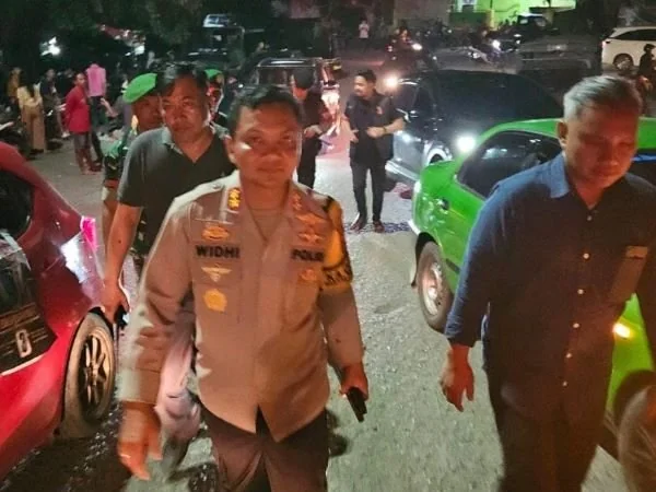 Kapolres Jeneponto, AKBP Widi Setiawan saat menemui para paslon Bupati untuk menenangkan simpatisan pasca pengumuman hasil hitung cepat pilkada Jeneponto (Dok : ist).