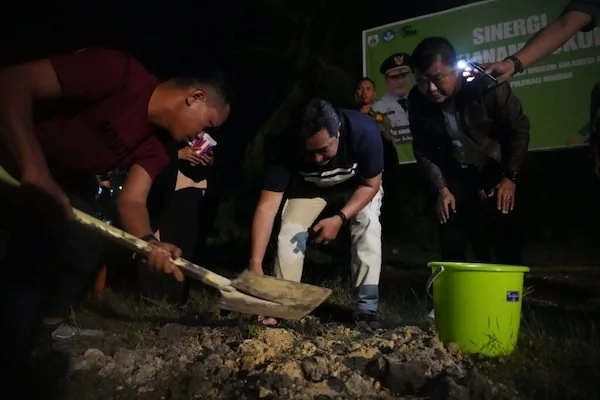 Pj Gubernur Bahtiar Baharuddin saat menanam di BATU Cipping Polman(dok:ist)