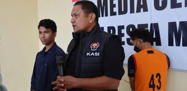 Kasi Humas Polresta Mamuju saat menggelar konferensi pers penangkapan pelaku rudapaksa. (Dok: Ist)