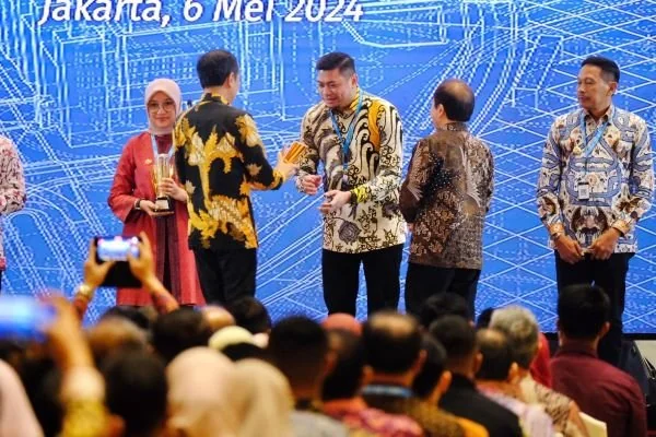 Presiden RI, Joko Widodo menyerahkan penghargaan kepada Bupati Gowa, Adnan Purichta Ichsan pada Musyawarah Rencana Pembangunan Nasional (Musrenbangnas) Tahun 2024.