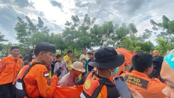 Jasad Sahrul (9) saat dievakuasi Tim SAR Pusdalops BPBD Jeneponto. (Dok: Ist)