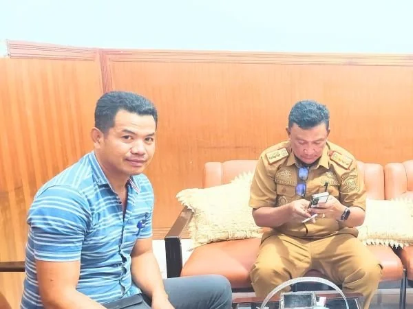 Ketua LPK Sulsel, Hasan Anwar saat menemui Kadisdikbud Jeneponto, Oskar Baso di Ruangannya (Dok : Ist).