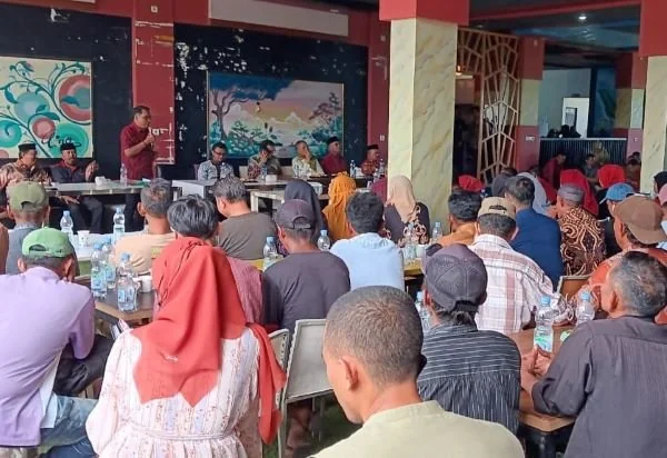 Bakal calon wakil Bupati, Moch Nur Alim Qalby bersama Legislator PDIP, Alimuddin Naba saat hadir dalam acara pengukuhan tim pemenangan Pilkada Jeneponto (Dok : ist).