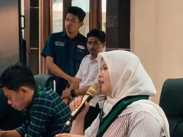Ketua HMI Cabang Makassar, Sarah Agus Salim saat Menyampaikan Aspirasi Kepada Dewan Perwakilan Rakyat Daerah (DPRD) Kota Makassar, (Dok: Sinta KabarMakassar).