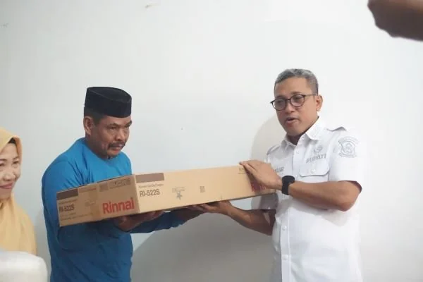 Bupati Jeneponto H Paris Yasir saat menyerahkan bantuan Mesin produktif ke salah satu IKM di Aula Dinas Perdagangan dan Perindustrian Kabupaten Jeneponto. (Dok: Ist)