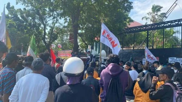 Aksi unjuk rasa di depan Kantor DPRD Sulsel, Jalan Urip Sumoharjo (Dok: Atri KabarMakassar)