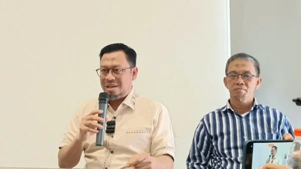 Muzayyin Arif, salah satu putra mendiang pimpinan Pesantren Darul Istiqamah KH M Arif Marzuki (kemeja krem), (Dok: Sinta KabaMakassar)