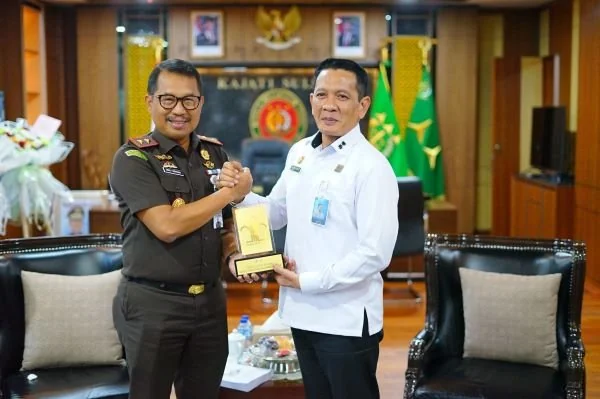 Kepala Kantor Wilayah Kementerian Hukum Sulawesi Selatan (Kakanwil Kemenkum Sulel), Andi Basmal, dan Kepala Kejaksaan Tinggi Sulawesi Selatan, Dr. Didik Farkhan Alisyahdi. (Dok: Ist)