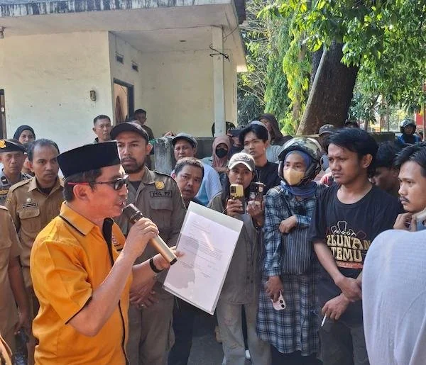 Anggota DPRD kota Makassar Muchlis Misbah saat Menerima Aspirasi (Dok: KabarMakassar).