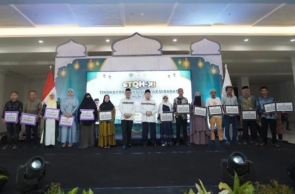 Gubernur dan Wagub Sulbar setelah menyerahkan bantuan(dok:Ist)