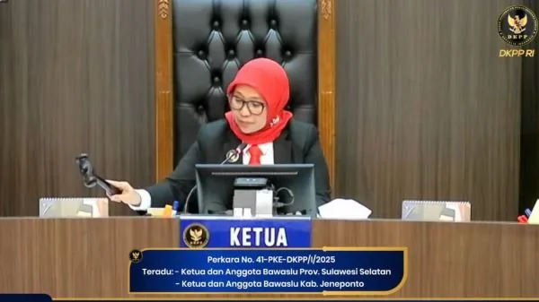 Ketua Majelis DKPP RI, Ratna Dewi Pettalolo di Ruang Sidang DKPP Jakarta (Dok : Ist).