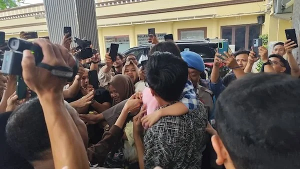 sambut bahagia kerabat Bilqis saat tiba di Polrestabes Makassar (Dok: Ist)