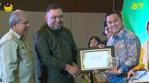 Perwakilan Dinas TPHBun Sulsel saat menerima penghargaan oleh Kementan RI di Bogor (Dok: Int)