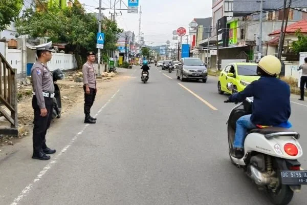 Personel Satlantas Polresta Mamuju saat mengatur arus Lalulintas (Dok : Ist).