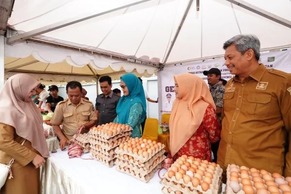 Ketua TP PKK Sulsel, Ninuk Triyanti Zudan dan Kepala Dinas Ketahanan Pangan, Muh Arsjad (Dok: Ist).