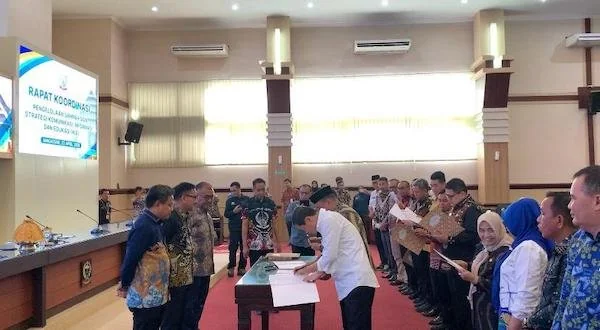 Penandatanganan Komitmen Bersama Percepatan Pengelolaan Sampah di Sulawesi Selatan  (dok. Syamsi/KabarMakassar)