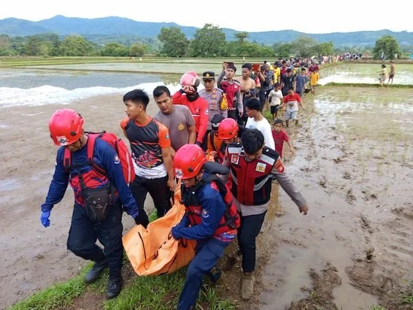 tim sar gabungan saat mengevakuasi korban tenggelam di Sungai Savana, Maros (Dok: Ist)