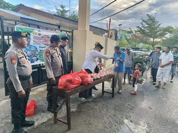 Polres Selayar membagikan potongan hewan kurban (Dok: Ist).