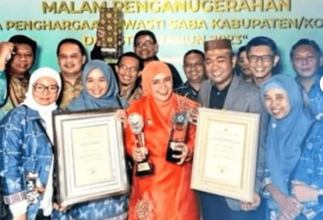 Wabup Hj Suhartina Bohari Terima Penghargaan Swasti Saba Wiwerda Untuk Kabupaten Maros