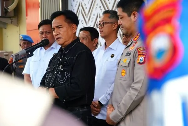 Menko Kumham Imipas, Yusril Ihza Mahendra dalam kunjungannya ke Polres Kota Makassar (Dok : Ist).