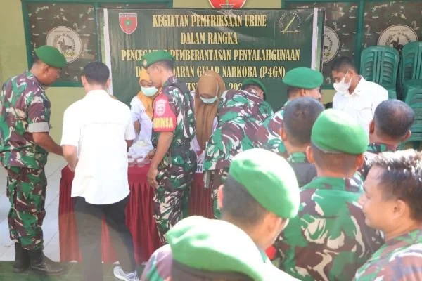 Jajaran personil TNI dan staff pegawai Kodim 1425 Jeneponto, saat mengikuti test urine (Dok : Ist).