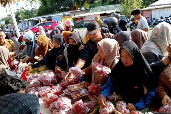 Gerakan pangan murah yang digelar Pemprov Sulbar diserbu masyarakat (dok:ist)