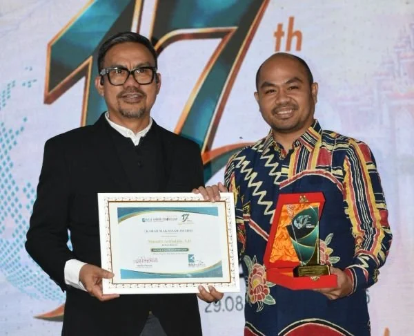Kepala Dinas Komunikasi dan Informatika Kota Makassar M Roem Mewakili Walikota Kota Makassar Munafri Arifuddin Menerima Penghargaan (Dok: KabarMakassar)