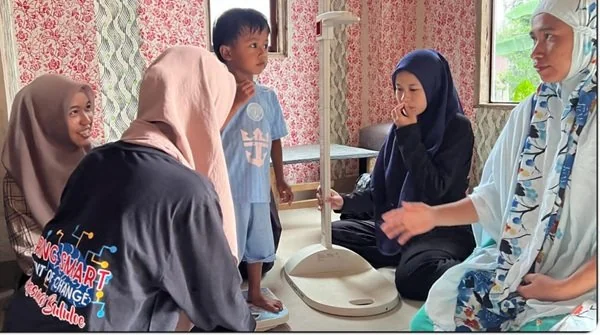 Petugas Puskesmas Bululoe dan para remaja jaring smart saat memberikan arahan ke rumah warga (Dok : Ist)