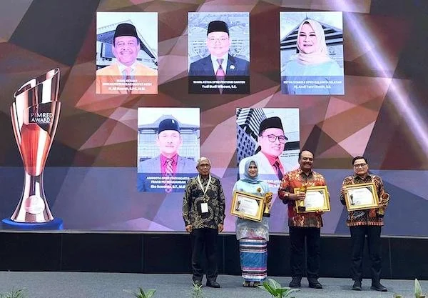 Ketua Komisi E DPRD Provinsi Sulawesi Selatan, Hj. Andi Tenri Indah saat Menerima Penghargaan (Dok: Ist).