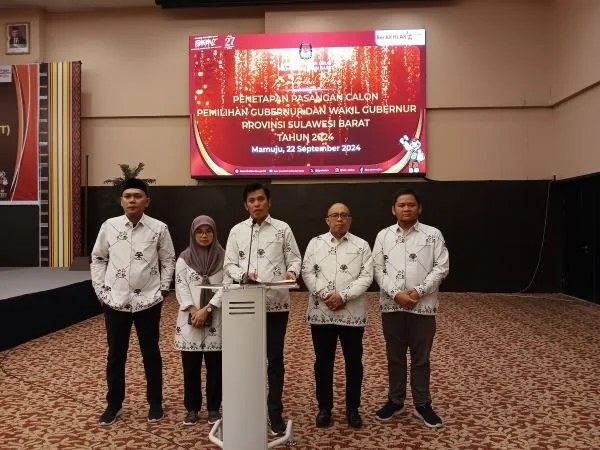 KPU Sulbar saat melakukan konferensi pers penetapan Paslon Cagub-Cawagub Sulbar (Dok : Aldy KabarMakassar).