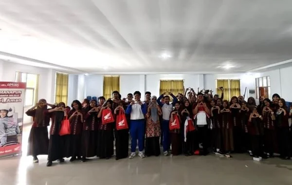 Puluhan siswa SMAN 4 Kendari mendapatkan edukasi keselamatan berkendara, mulai dari tips berkendara hingga faktor-faktor penyebab kecelakaan (Dok: Ist)