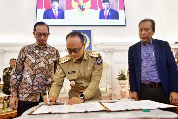 Pj Gubernur Sulsel, Prof Zudan Arif Fakrulloh saat menandatangani nota kesepahaman menjalin kerjasama dalam pengelolaan dan pengembangan sumber daya di Sulsel (Dok: Ist)