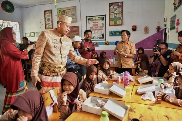Pj Gubernur Sulsel, Prof Fadjry Djufry melakukan peninjauan uji coba program MBG dan PKG di Palopo (Dok: Ist).
