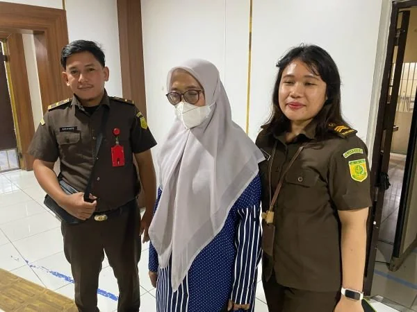 Penyidik Kejari Makassar menahan bendahara Kormi Makassar (Dok : Ist).
