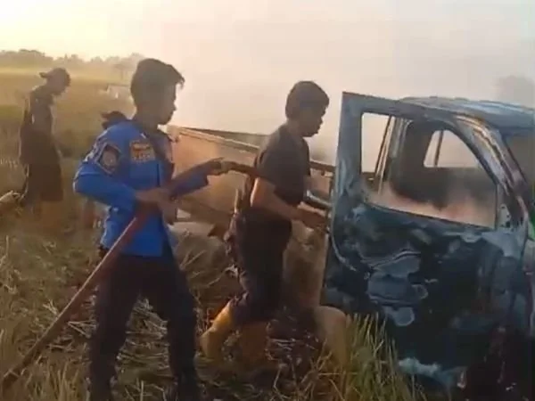Petugas Damkar Takalar saat berusaha memadamkan api (Dok : ist).