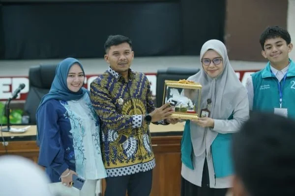 Wabup Jeneponto Islam Iskandar saat memberikan penghargaan kepada rombongan sekolah SMP Athirah Kota Makassar. Dok. Ist